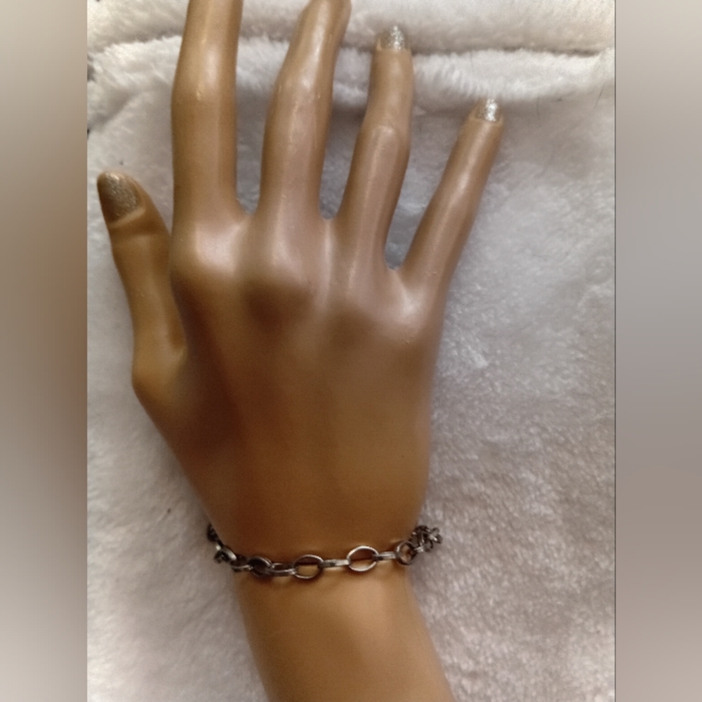 Elegant Silver Toned Chain Bracelet - Picture 1 of 2